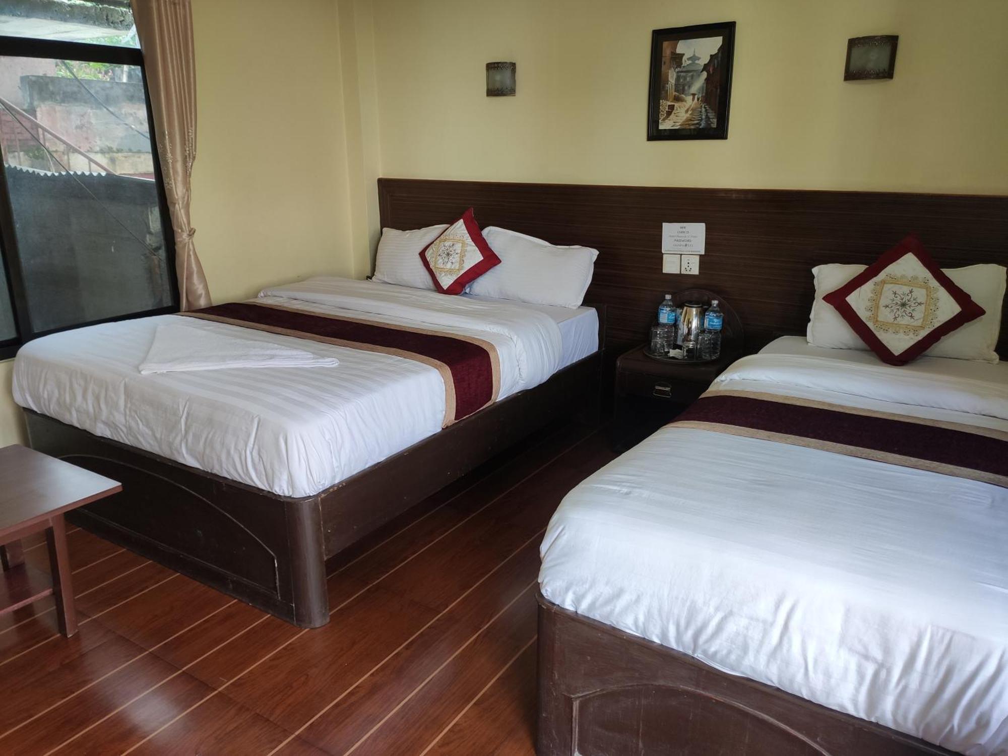 Peacock - A Family-Run Hotel Sauraha Ngoại thất bức ảnh