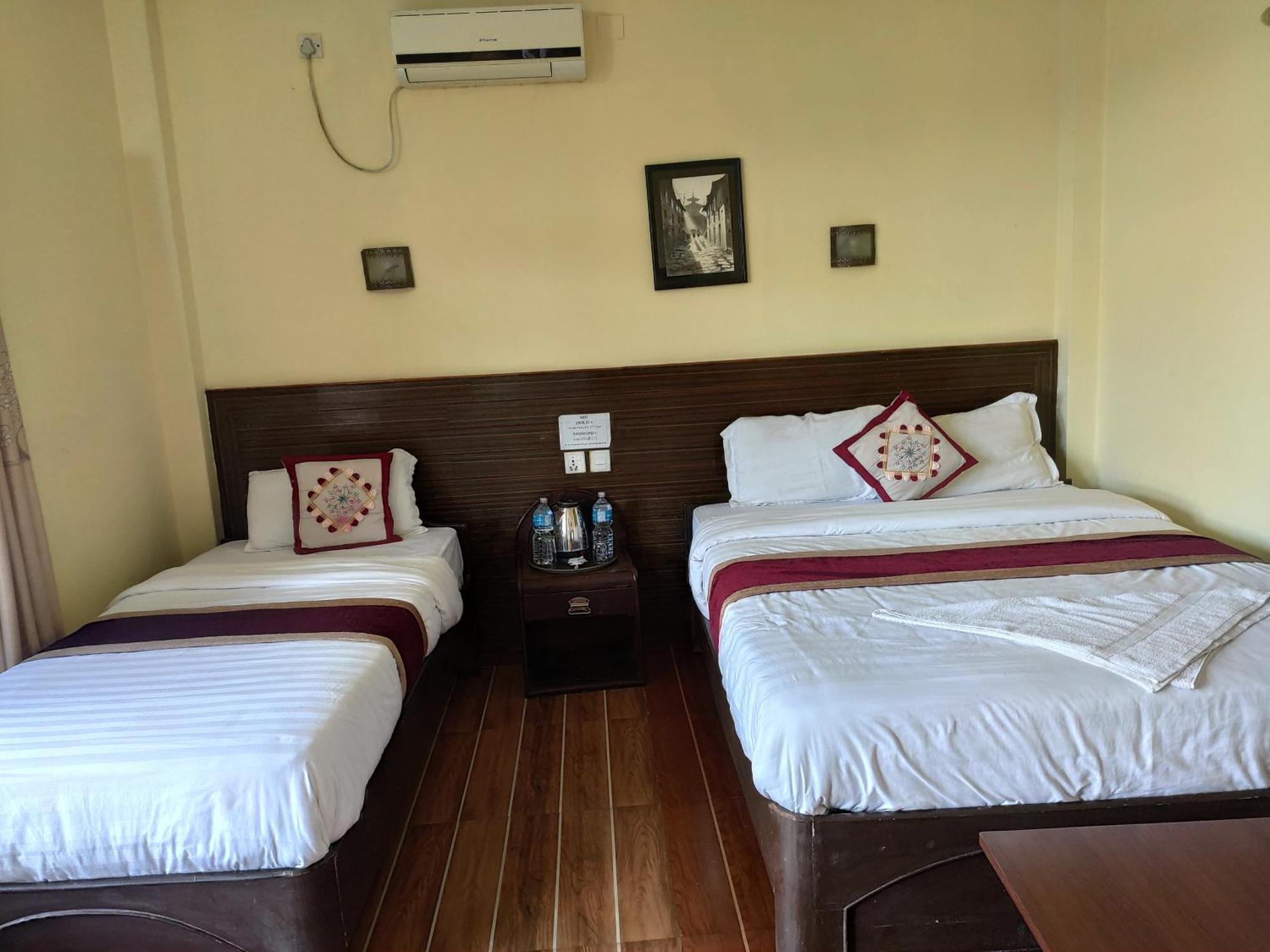 Peacock - A Family-Run Hotel Sauraha Ngoại thất bức ảnh