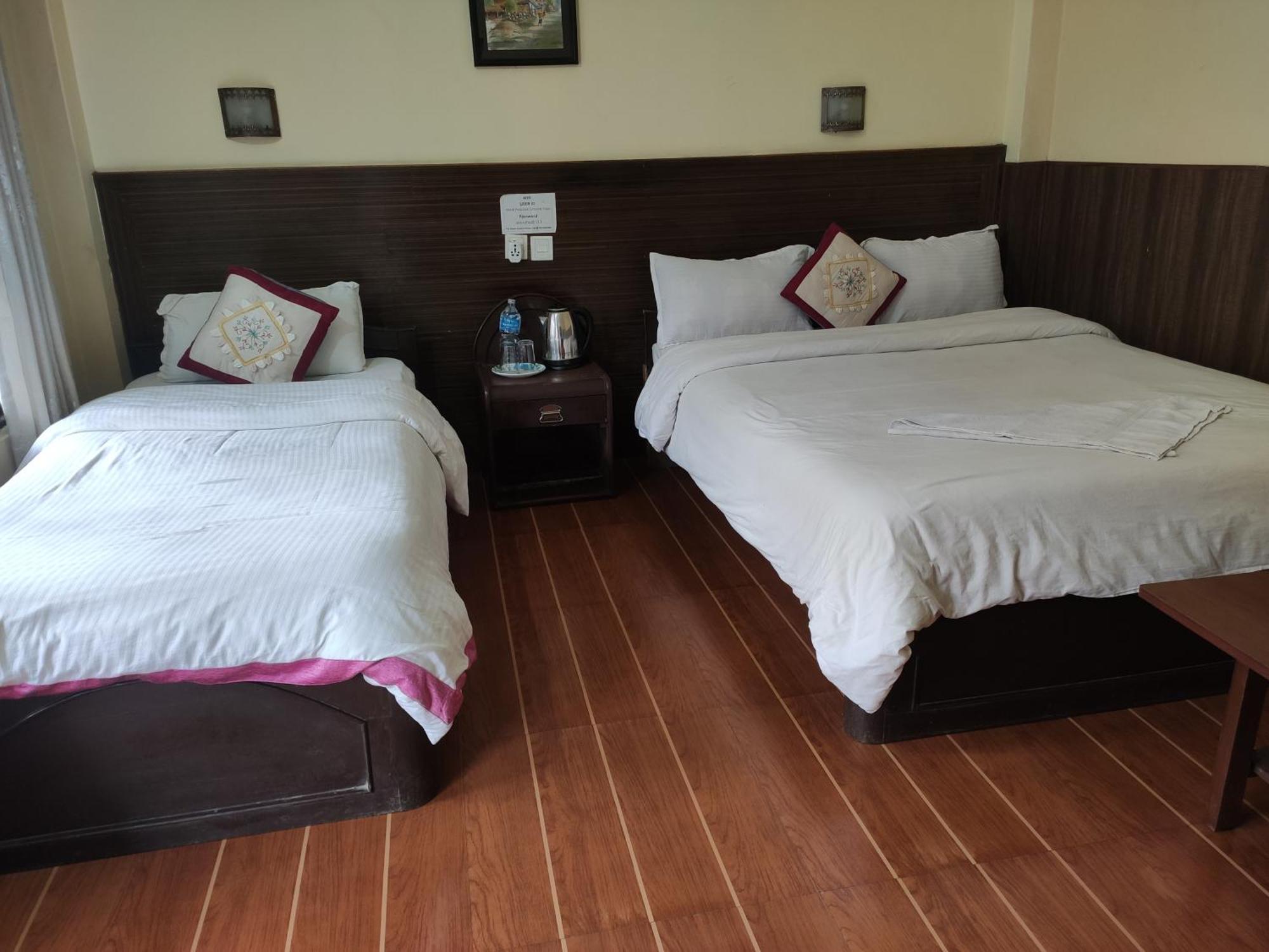 Peacock - A Family-Run Hotel Sauraha Ngoại thất bức ảnh