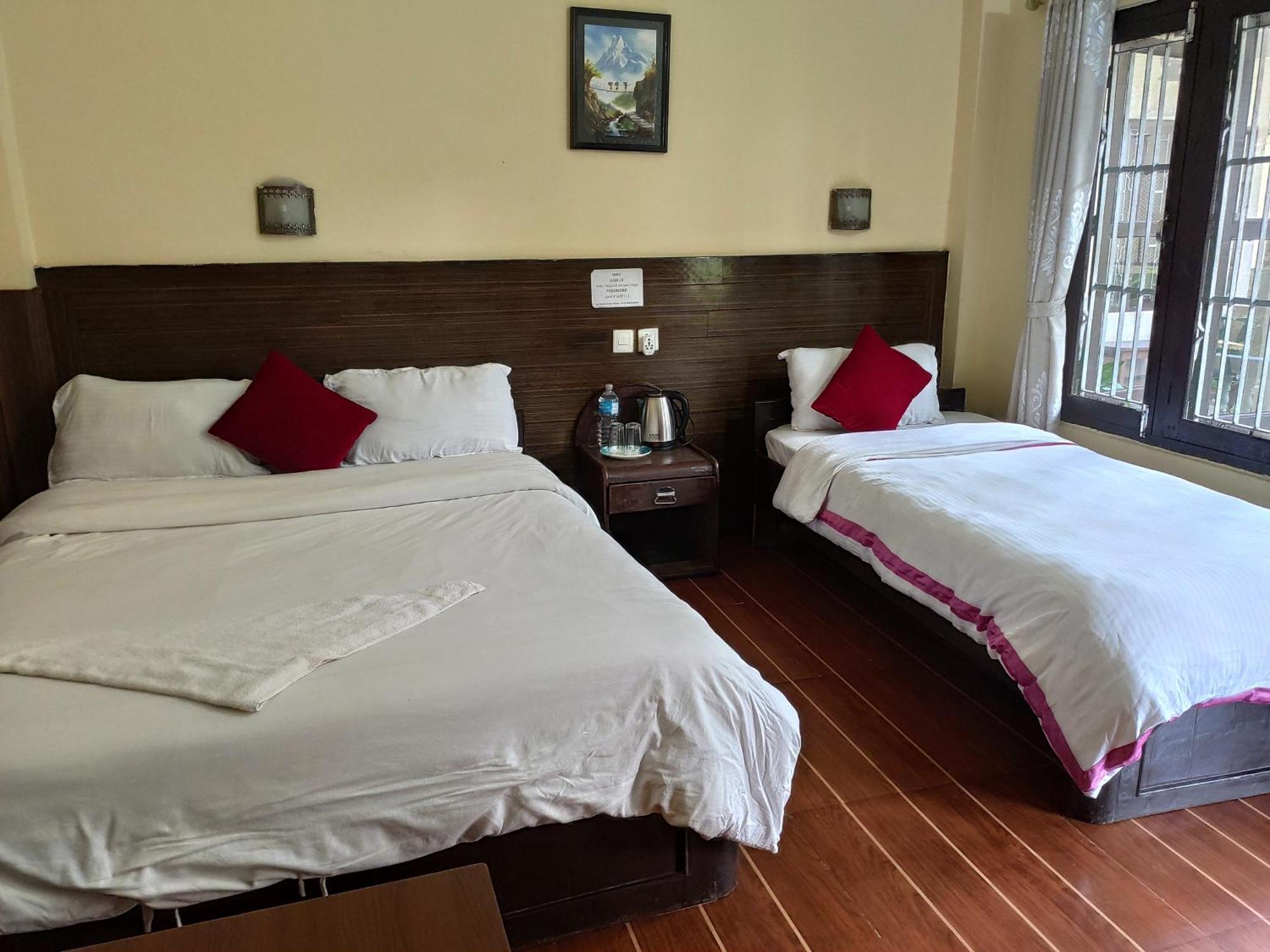 Peacock - A Family-Run Hotel Sauraha Ngoại thất bức ảnh
