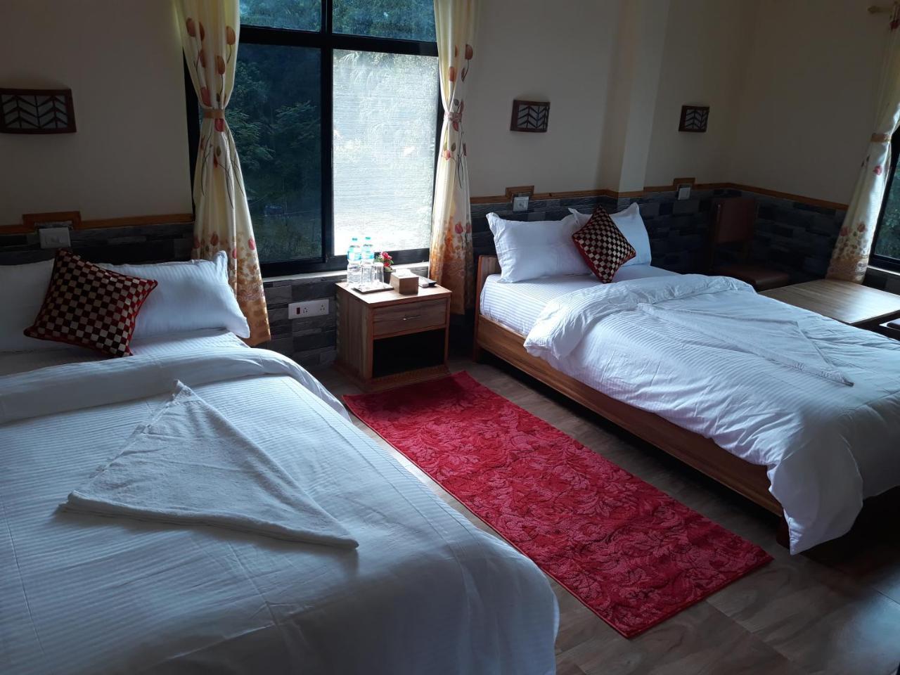 Peacock - A Family-Run Hotel Sauraha Ngoại thất bức ảnh