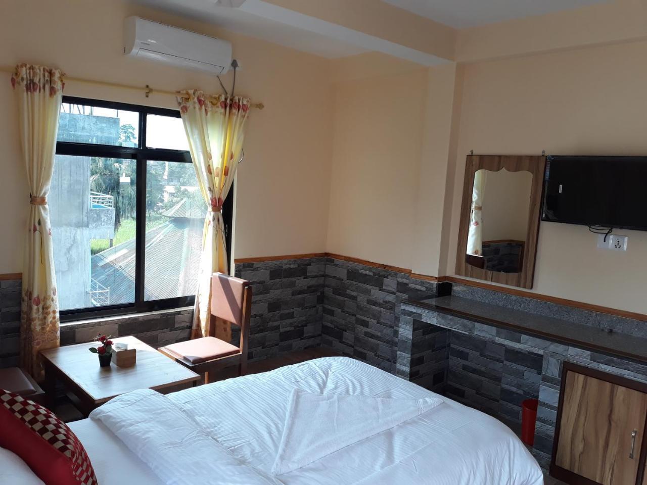 Peacock - A Family-Run Hotel Sauraha Ngoại thất bức ảnh